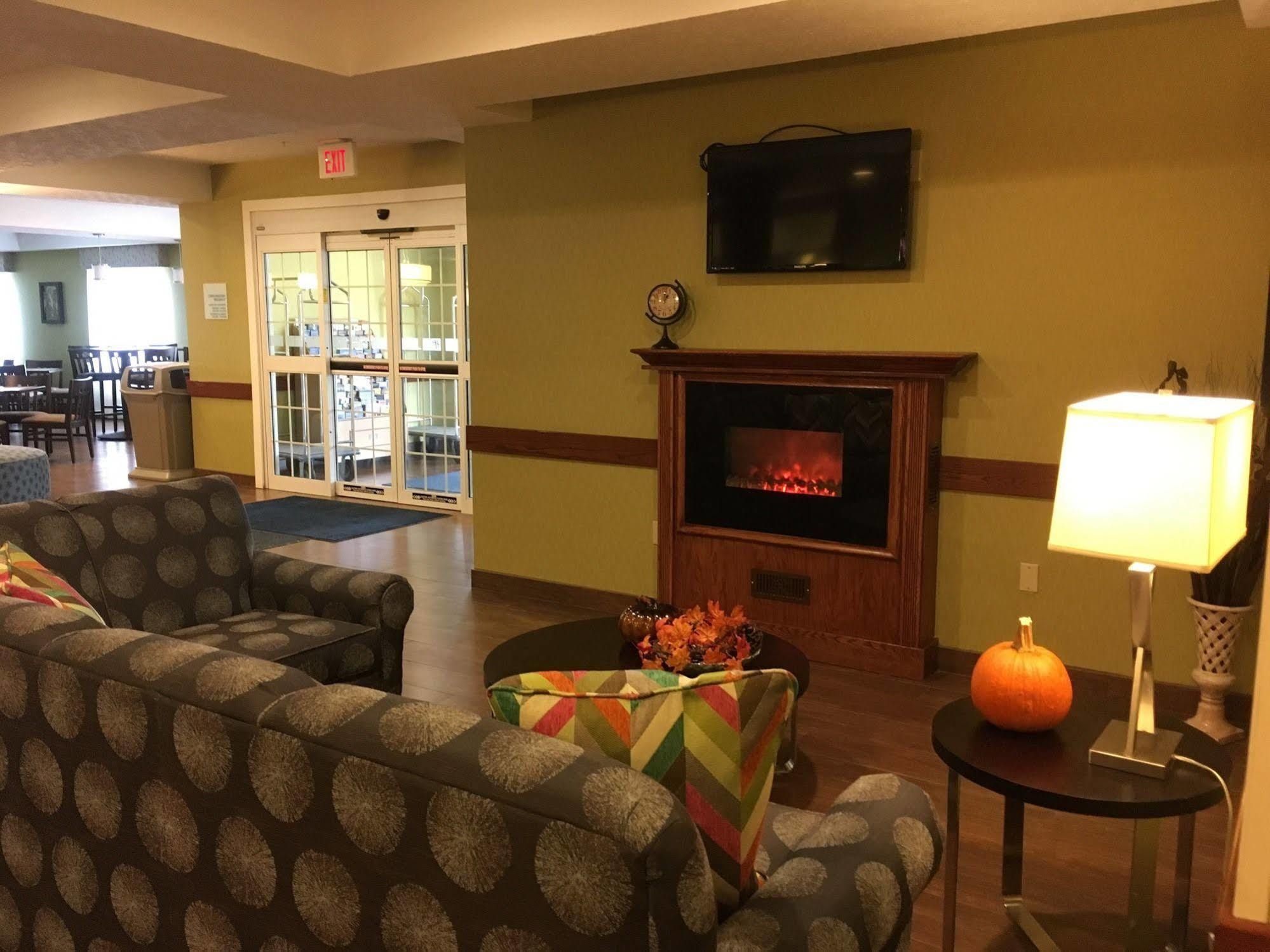 Holiday Inn Express Hotel & Suites Cadillac By Ihg Exterior foto