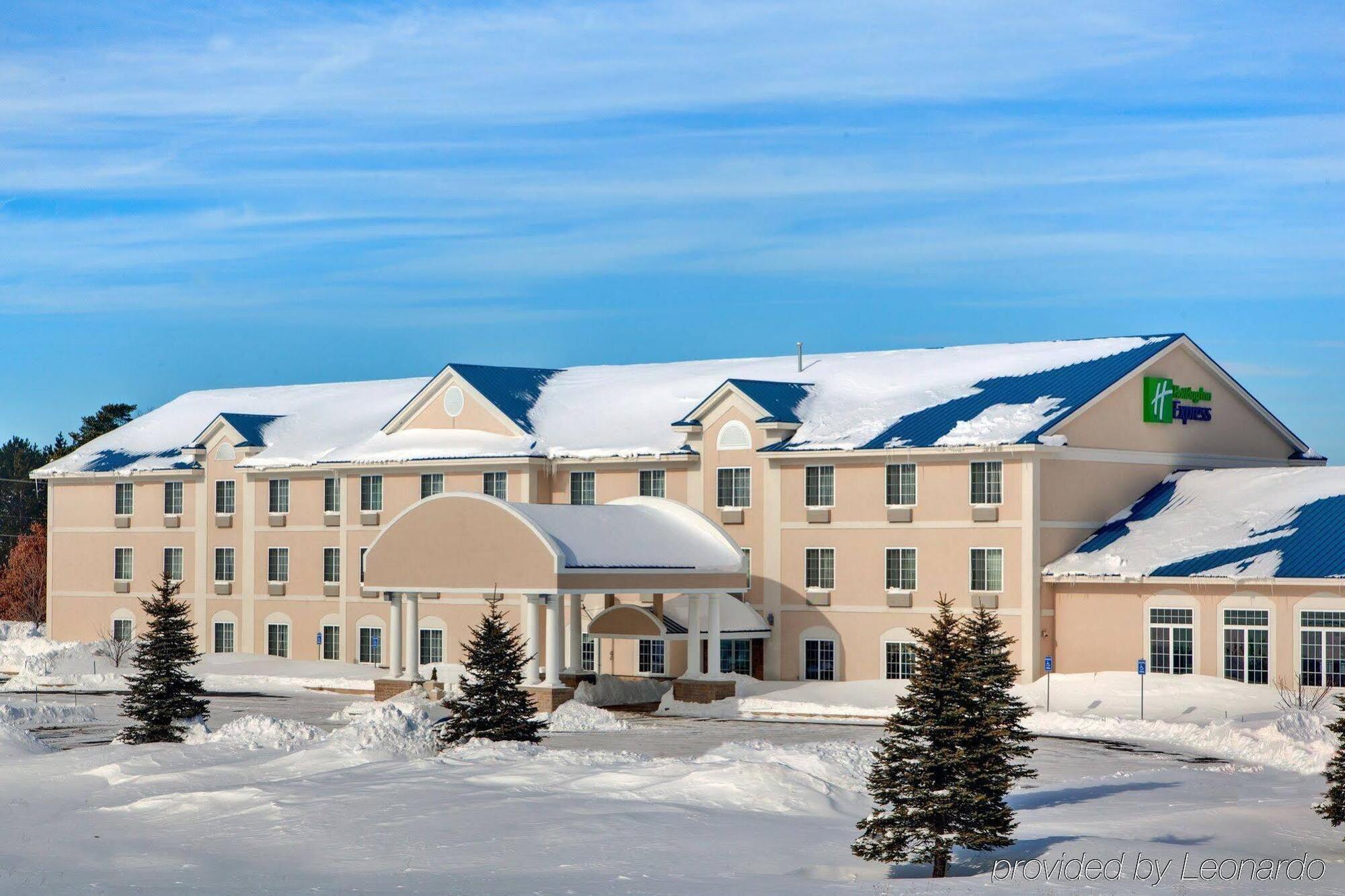 Holiday Inn Express Hotel & Suites Cadillac By Ihg Exterior foto